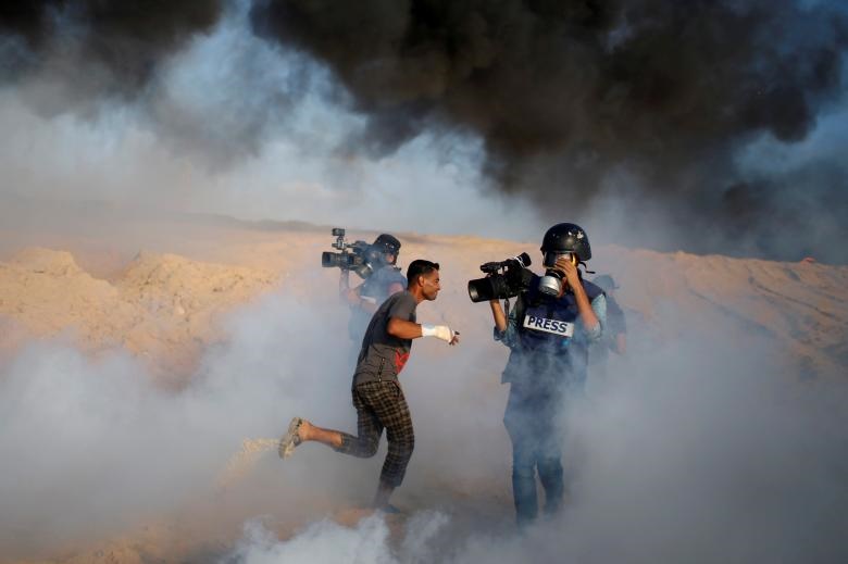 واکنش نشان دادن فیلمبردار به گاز اشک آوری که توسط سربازان اسرائیلی در تظاهرات پرتاب شد